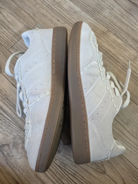 Belinda Casual Sneaker - Picture 6 of 9